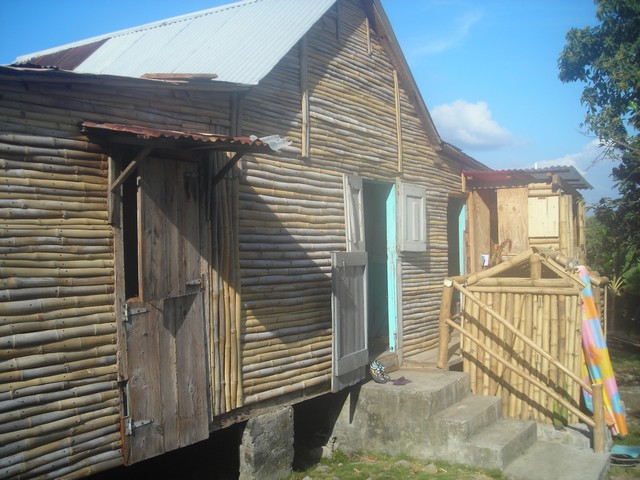 notre maison derriere avec douche et WC exterieur